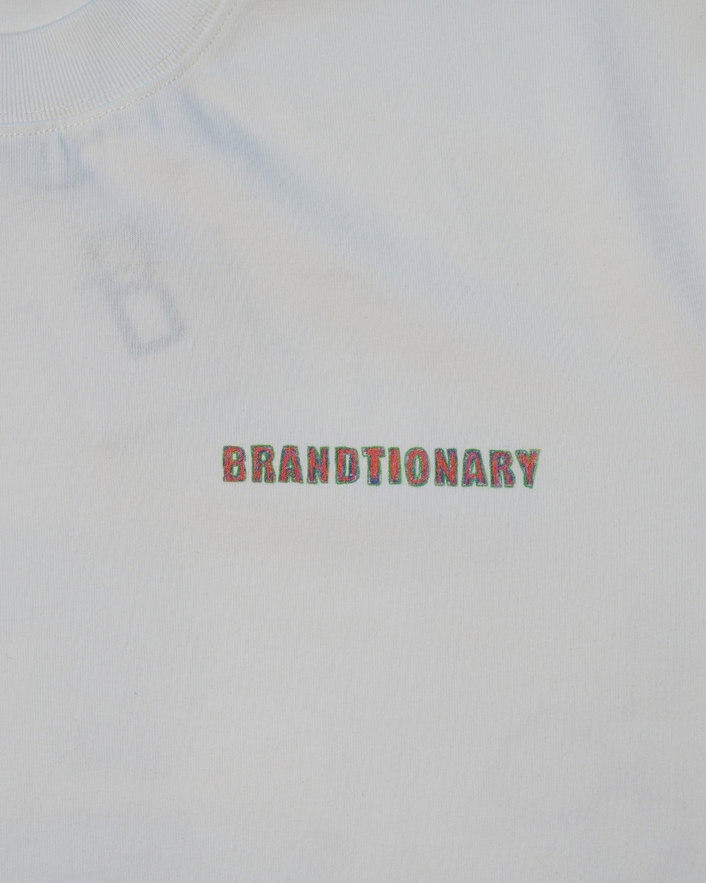 تيشيرت BRANDTIONARY تصميم فن الخدش - أبيض