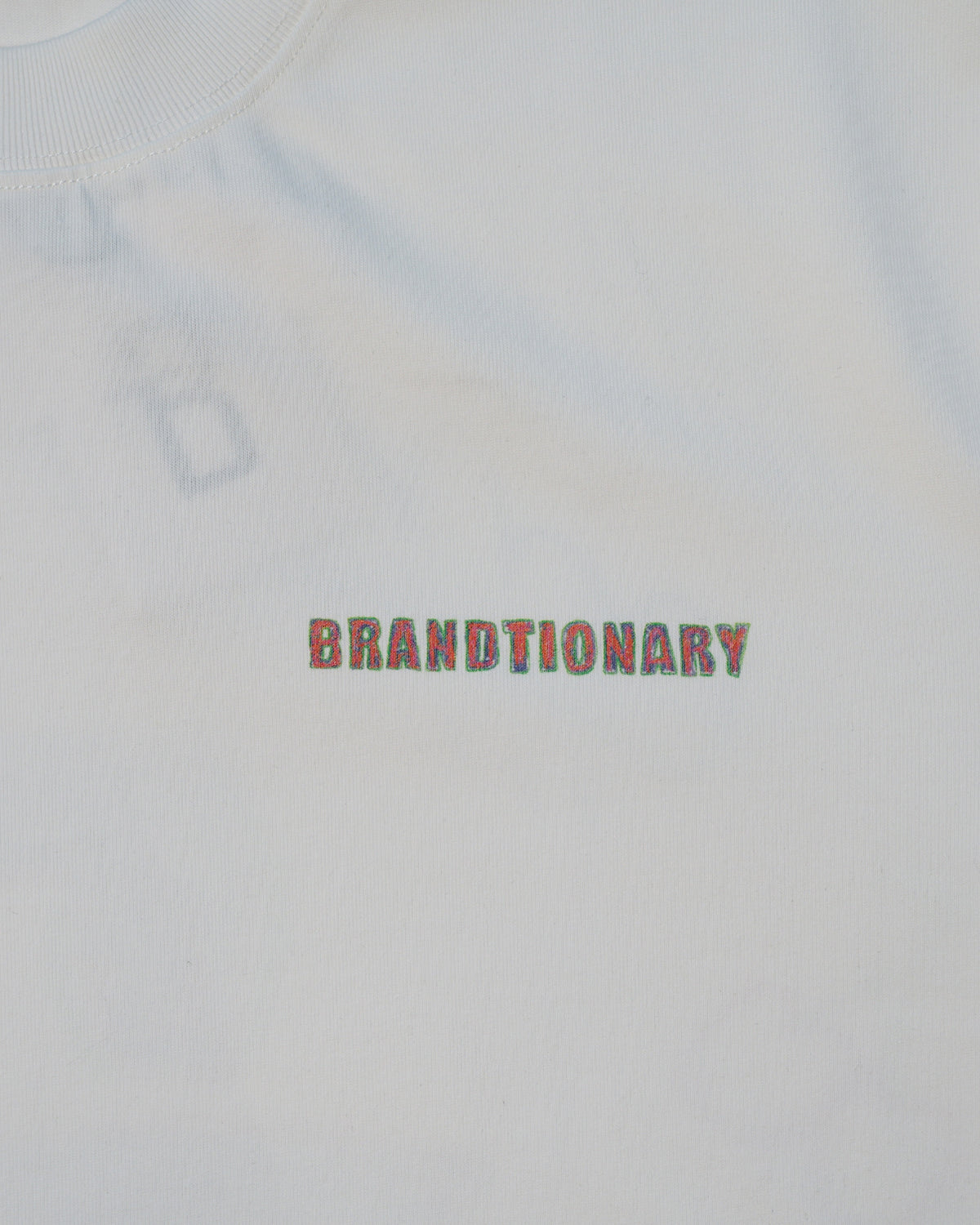 تيشيرت BRANDTIONARY تصميم فن الخدش - أبيض